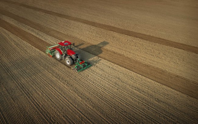 Traktory Case IH Maxxum jsou již z výroby vybaveny potřebným hardwarem pro instalaci automatického řízení AFS AccuGuide.